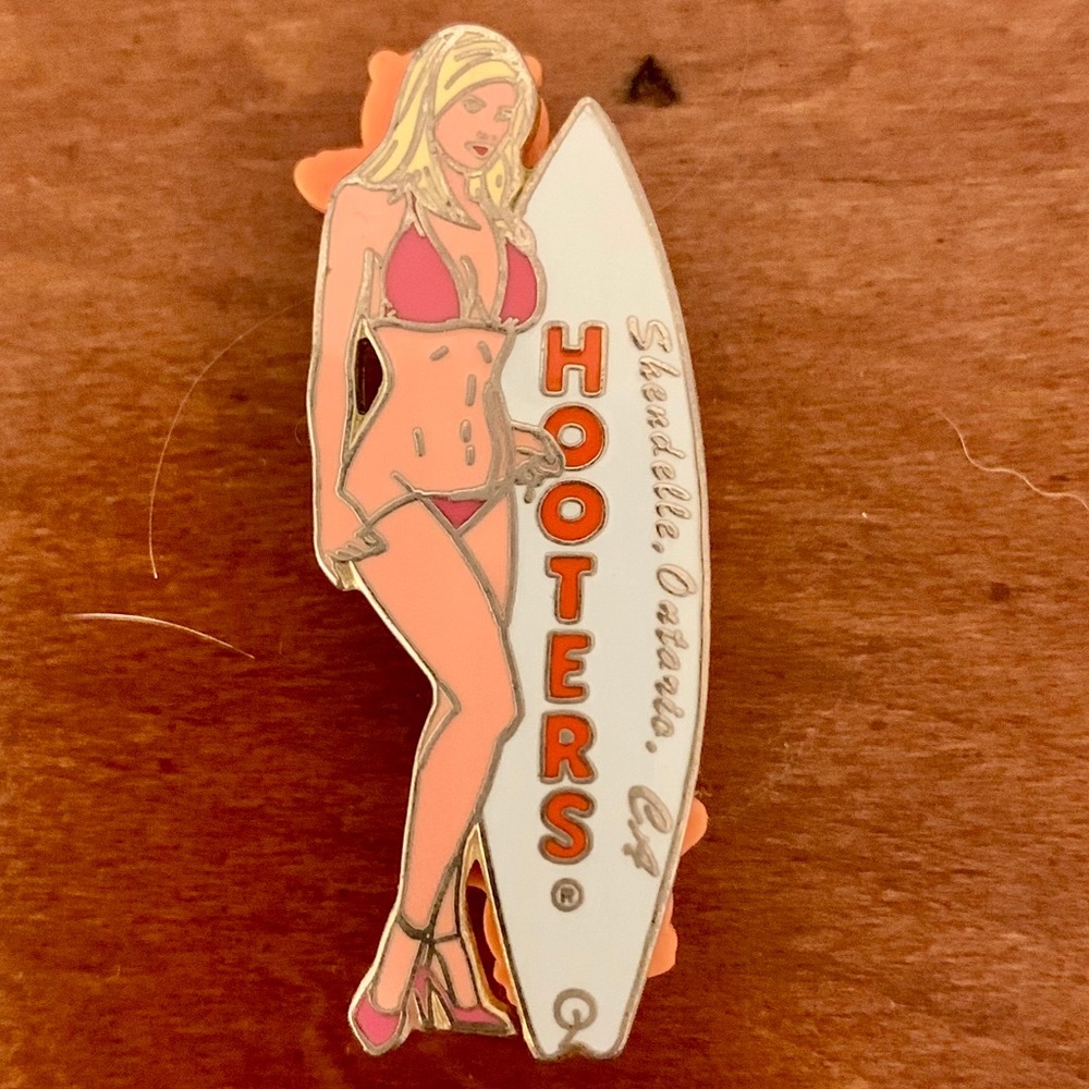 Hooters Authentic Limited Ed Pin Accessory - Picture 2 of 4